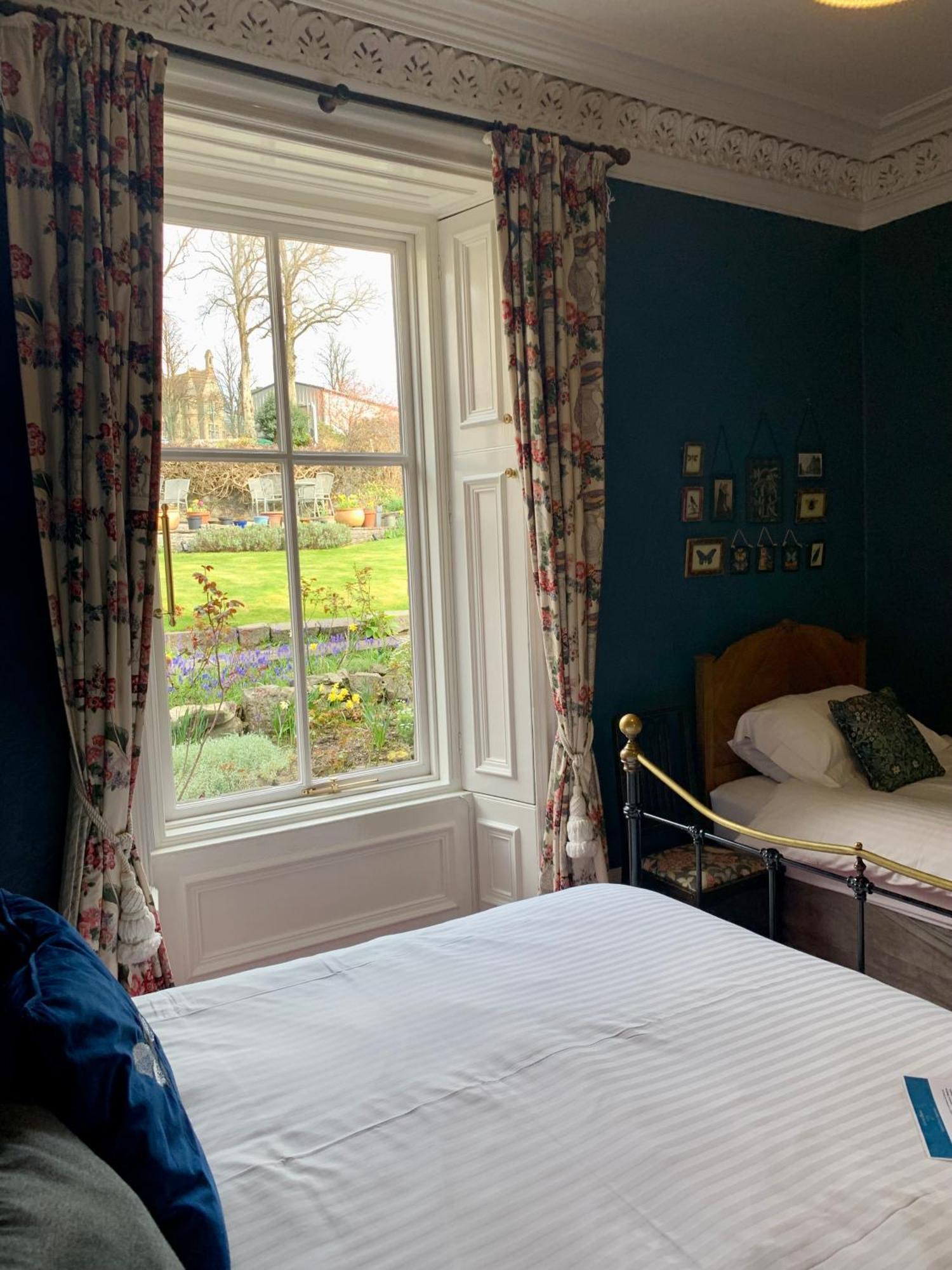 Leven House Bed And Breakfast Crieff Bagian luar foto